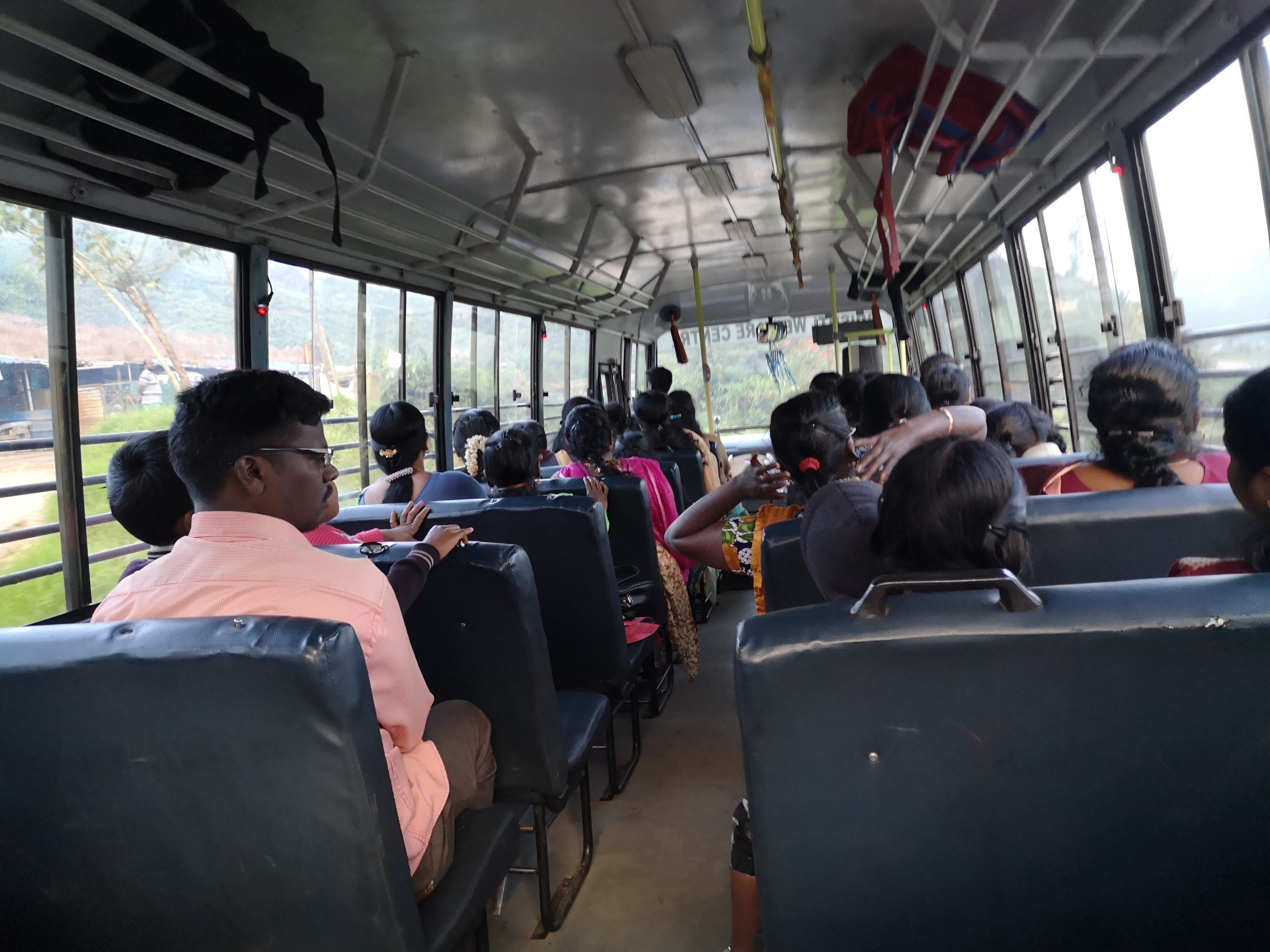 Bus scolaire allant de Munnar à l'atelier