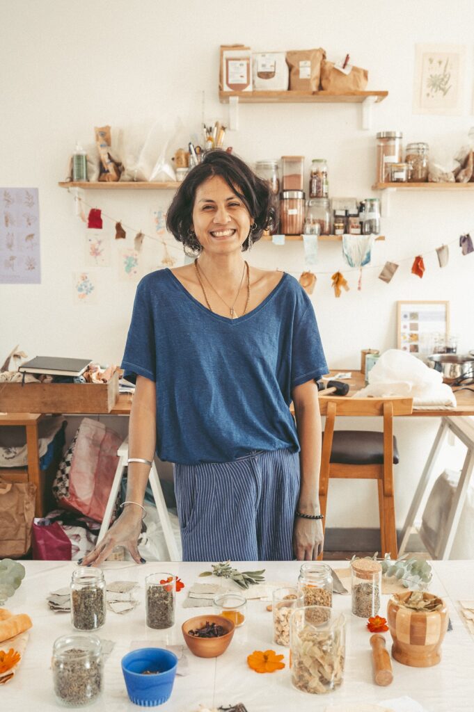 Vêtements en teinture naturelle portrait atelier