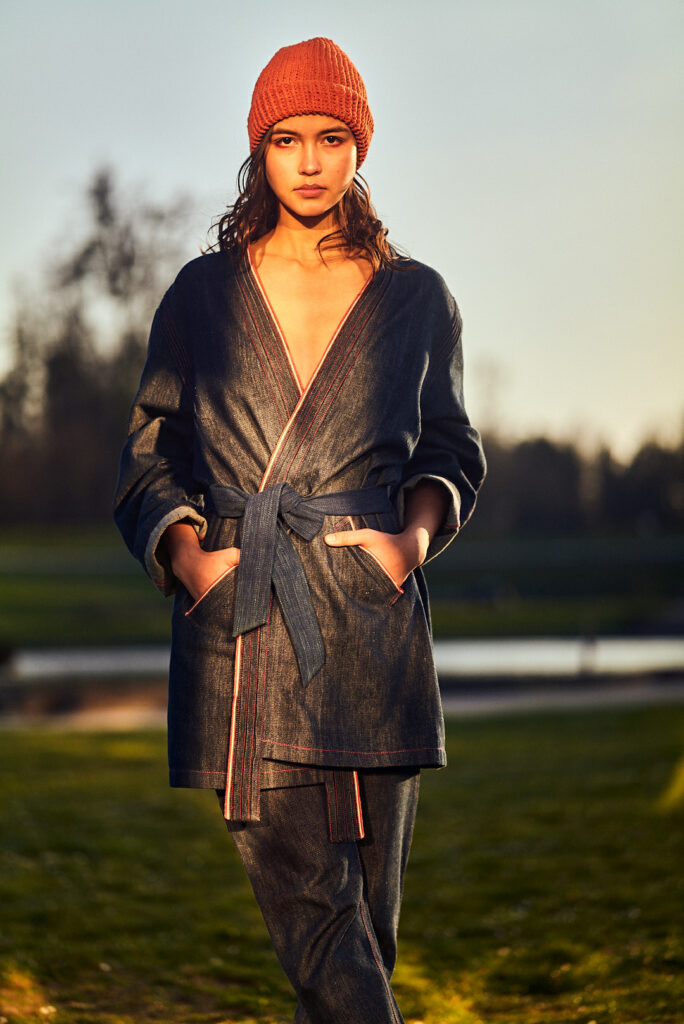 Tenue denim teinture naturelle indigo et bonnet laine rouge garance