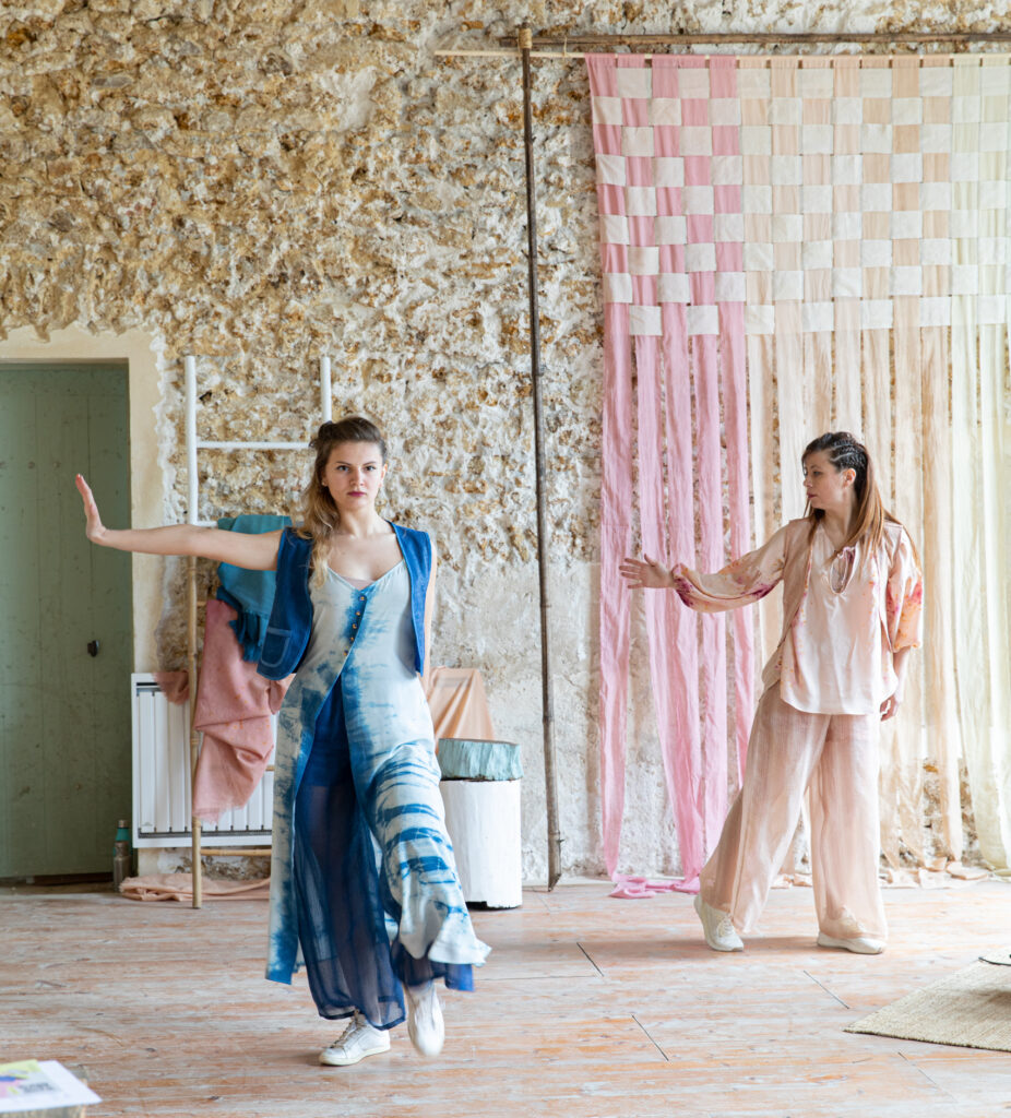 Vêtements en soie en teinture naturelle indigo et avocat Fâme sauvage