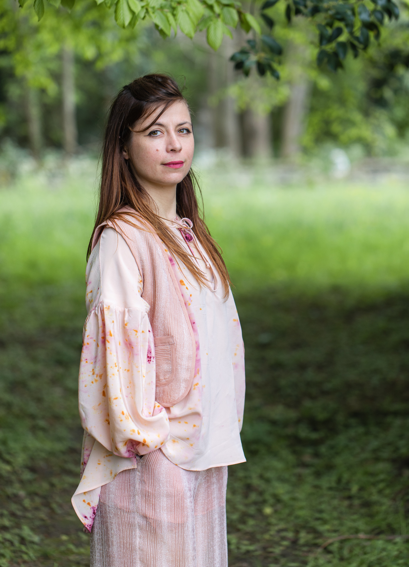 Blouse Tara, veste Lali et pantalon Cléo teinture naturelle avocat