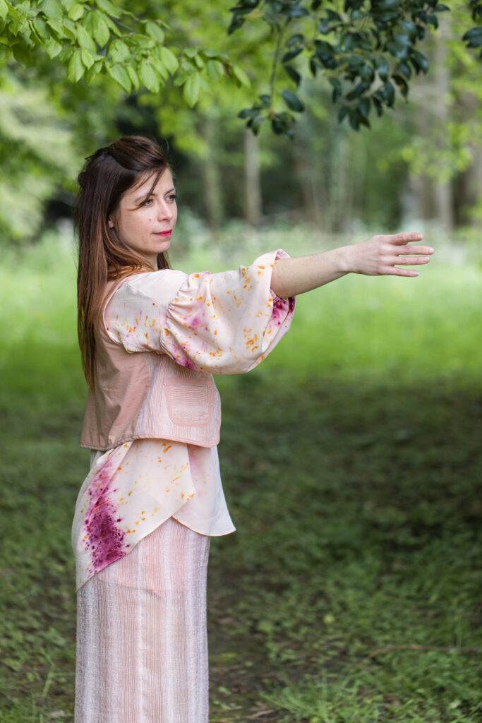 Blouse Tara, veste Lali et pantalon Cléo teinture naturelle avocat